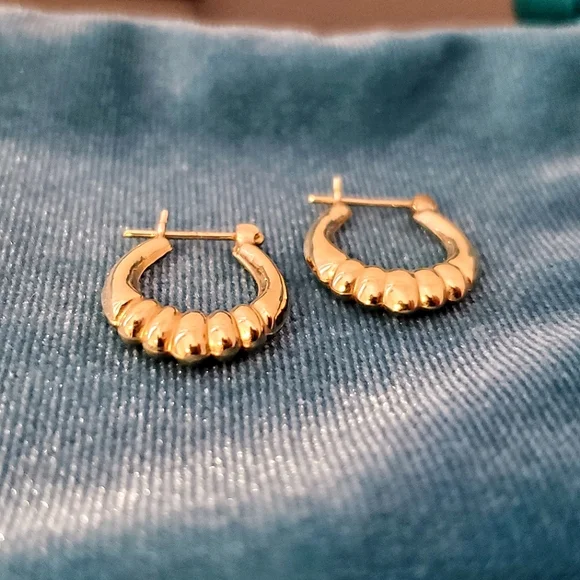 Scalloped Oval Ribbed Huggie Hoop Earrings - 14k Yellow Gold - Vintage